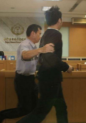 逃亡23天的台湾富少李宗瑞于23日晚投案,检方漏夜侦讯,认定李宗瑞涉犯性侵重罪,有逃亡及串供之虞,24日凌晨向法院声请羁押禁见。