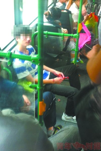 小伙未给抱小孩女子让座被连扇5耳光