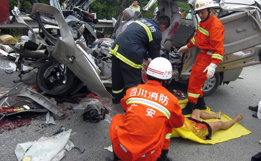重庆高速路上车祸4个家庭12人全部遇难