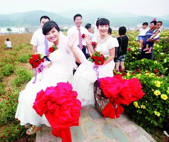 "村官"举行集体婚礼