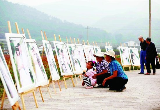 "村官"举行集体婚礼
