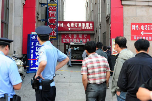 北京站两人排队买票被割喉死亡