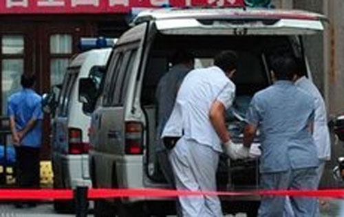 北京站两人排队买票被割喉死亡