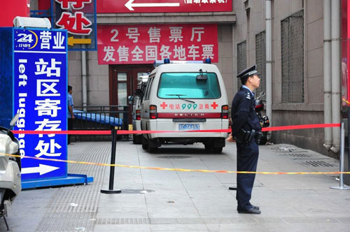 北京站两人排队买票被割喉死亡