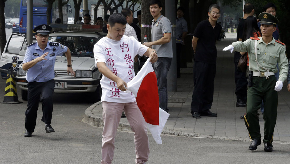 北京抗日游行日本大使馆门前焚烧日本国旗