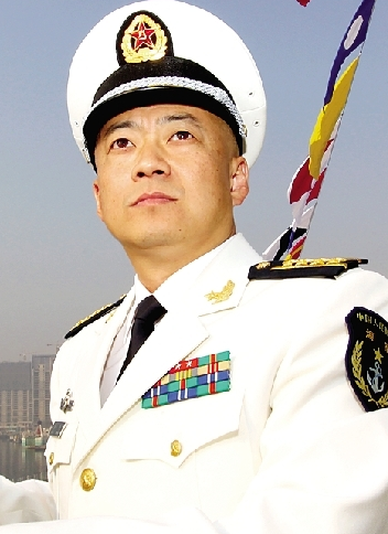 中国首艘航母舰长张峥介绍