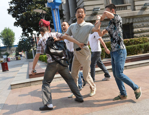 武汉一男子被当街绑架(图)