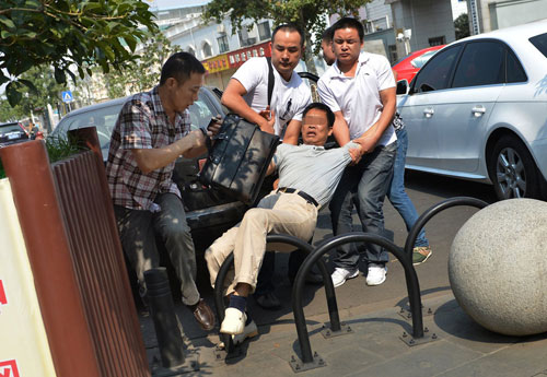 武汉一男子被当街绑架(图)