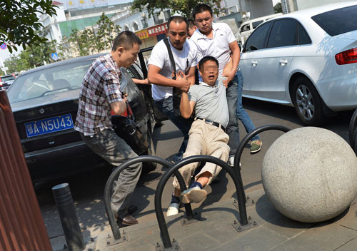 武汉一男子被当街绑架(图)