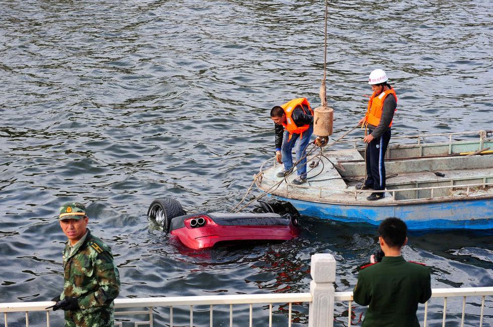 宝马坠河死机未言谢搭救人