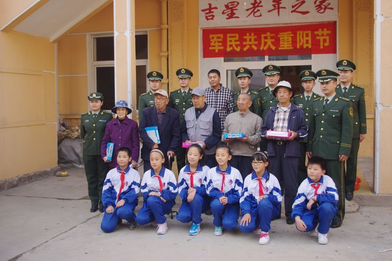 爱心温暖老人心 军民共庆重阳节