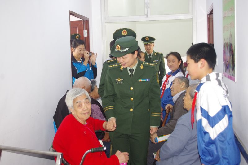 爱心温暖老人心 军民共庆重阳节
