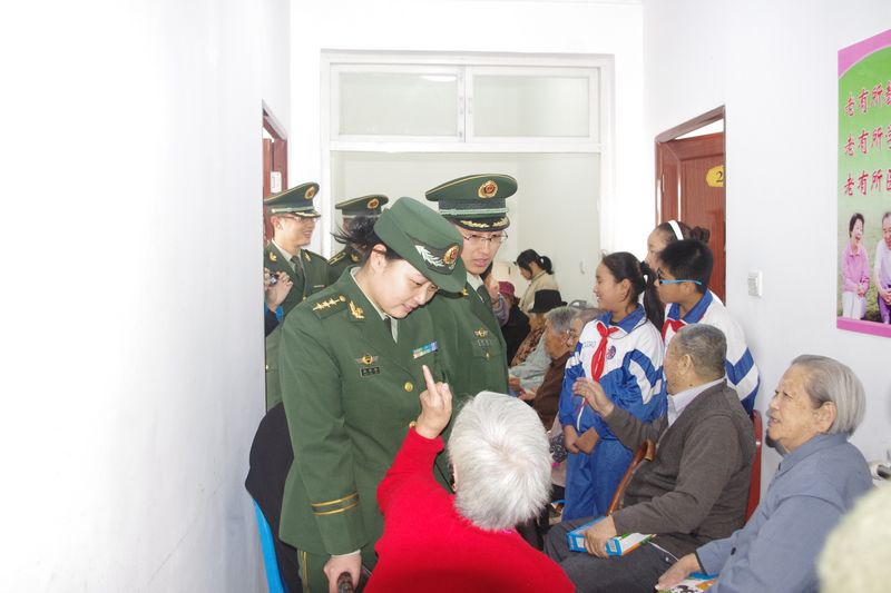 爱心温暖老人心 军民共庆重阳节
