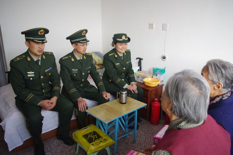 爱心温暖老人心 军民共庆重阳节